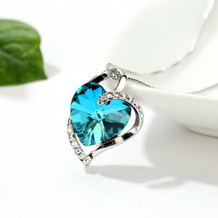 Lantisor si Pandantiv “Blue Heart” cu Swarovski® Crystals + Cutie LED